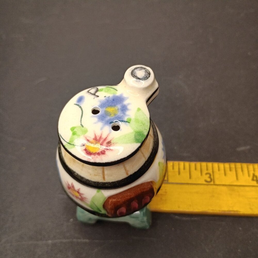 Vtg Napco Ceramics Pot Belly Stove Salt or Pepper Shaker Set Japan - Picture 5 of 12